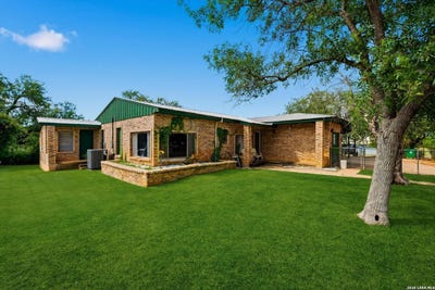 /international/us/710-storey-cotulla-tx-110109103270/