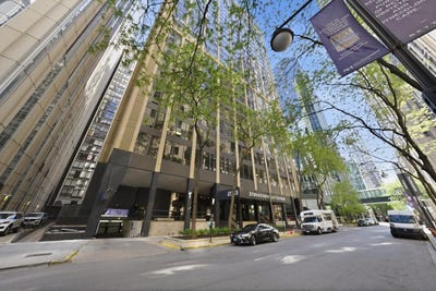 /international/us/233-e-erie-street-chicago-il-110108506561/