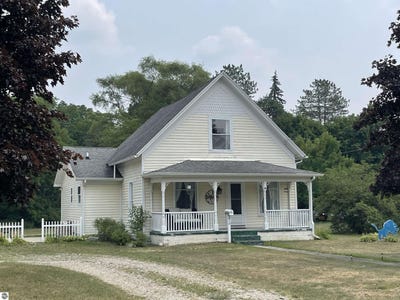 /international/us/810-cedar-street-clare-mi-110101329015/