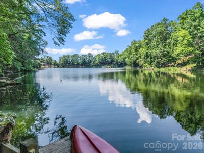 /international/us/126-sleeping-bear-lane-lake-lure-nc-110100973182/