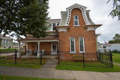/international/us/229-n-monroe-street-lancaster-wi-110110303713/