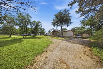 /international/us/357-dallas-st-bandera-tx-110108380759/