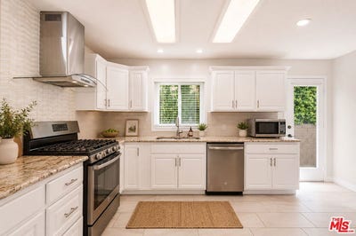 /international/us/6033-fallbrook-avenue-woodland-hills-ca-110108193033/