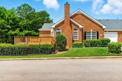 /international/us/2004-clyde-bank-court-cary-nc-110096812777/