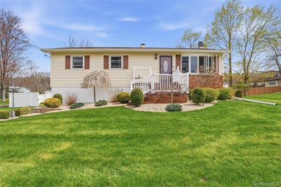 /international/us/57-robert-lane-wappingers-falls-ny-110107404827/