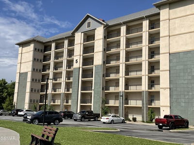 /international/us/124-plaza-drive-pigeon-forge-tn-110099437914/