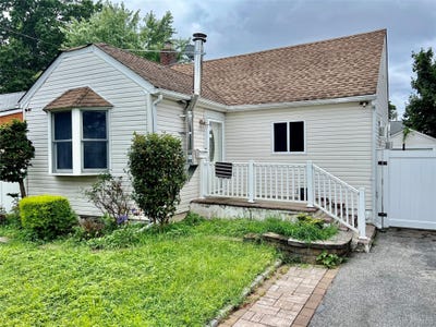 /international/us/320-maplegrove-avenue-uniondale-ny-110119626391/