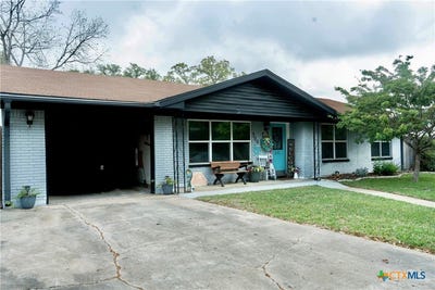 /international/us/309-hessler-drive-hallettsville-tx-110106953985/
