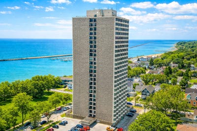 /international/us/2525-s-shore-dr-milwaukee-wi-110107158820/