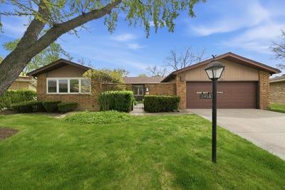 /international/us/2453-seville-circle-northbrook-il-110107985406/