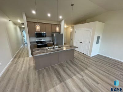 /international/us/9308-w-32nd-st-sioux-falls-sd-110101934236/