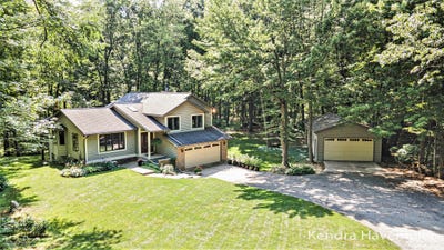 /international/us/8601-winterforest-drive-ne-rockford-mi-110101220428/