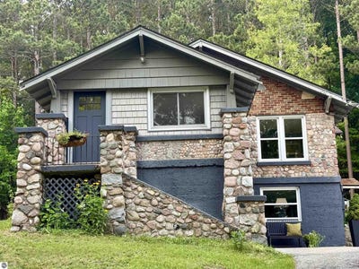 /international/us/925-beech-street-frankfort-mi-110101149652/