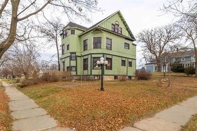 /international/us/704-ash-street-baraboo-wi-110103979281/