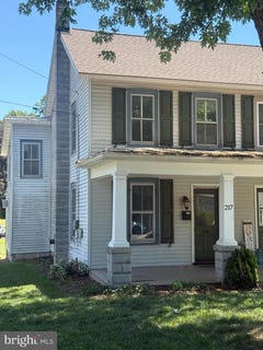 /international/us/217-s-9th-street-akron-pa-110108583602/
