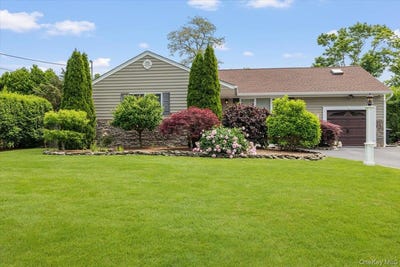 /international/us/13-colonial-lane-bellport-village-ny-110105641851/