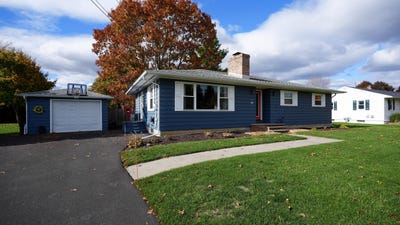 /international/us/11-laflure-lane-peru-ny-110106958379/