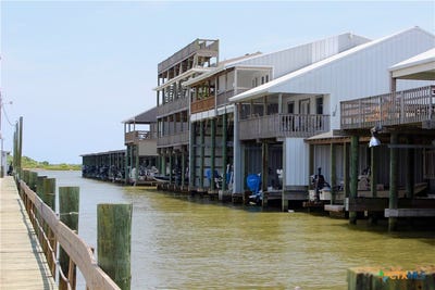 /international/us/605-s-13th-street-port-o-connor-tx-110107547250/