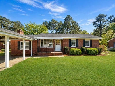 /international/us/28-ridge-st-blackstone-va-110107519541/