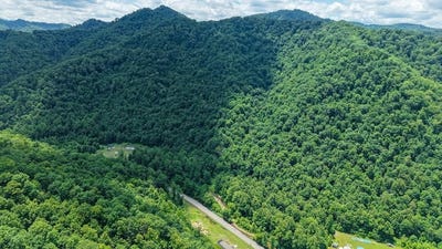 /international/us/country-road-cyclone-wv-110108945607/