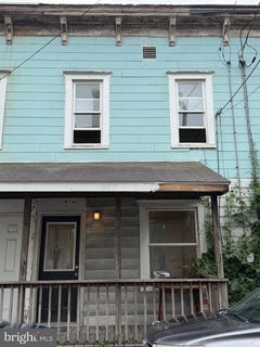 /international/us/2422-w-water-street-mahanoy-plane-pa-110119596084/