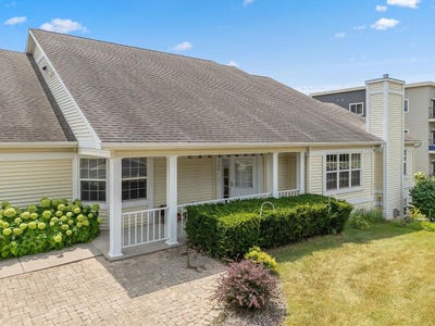 /international/us/1902-huntington-park-drive-reedsburg-wi-110101539993/