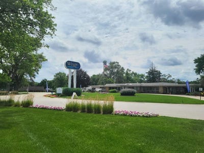 /international/us/221-little-peninsula-313-elgin-il-110100778715/