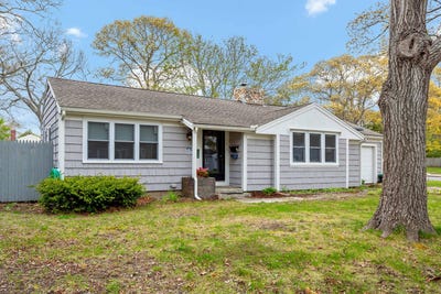 /international/us/120-chestnut-street-hyannis-ma-110108118443/