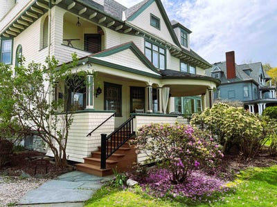 /international/us/124-elm-street-bennington-vt-110104218377/