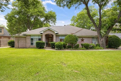 /international/us/8912-green-leaves-drive-granbury-tx-110108259299/