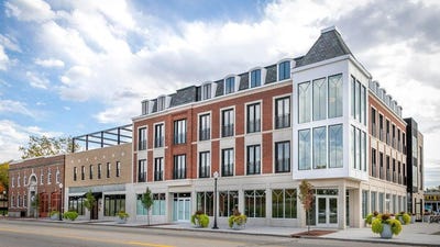 /international/us/110-w-savidge-street-spring-lake-mi-110107408962/