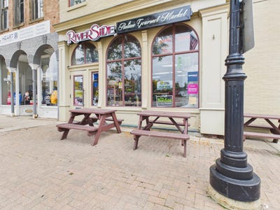 /international/us/145-riley-street-dundee-mi-110120459365/