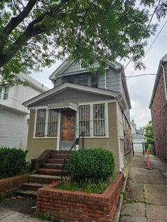 /international/us/8931-184th-st-hollis-ny-110100219355/