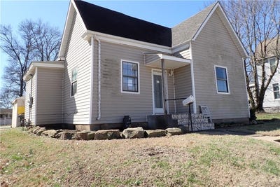 /international/us/318-e-ohio-street-clinton-mo-110106465626/