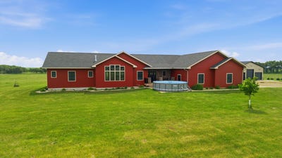 /international/us/17462-387th-avenue-redfield-sd-110108820814/