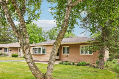 /international/us/810-summit-ave-waukesha-wi-110108735337/