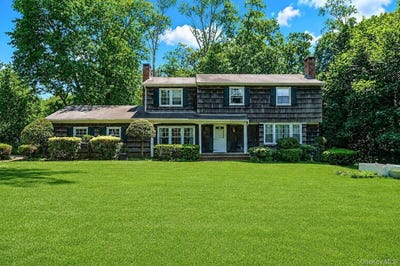 /international/us/23-whitney-gate-smithtown-ny-110108480397/