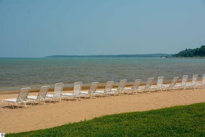 /international/us/2305-us-31-n-traverse-city-mi-110100371287/