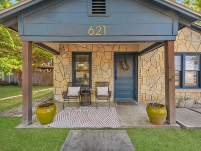 /international/us/621-s-washington-st-fredericksburg-tx-110110215312/