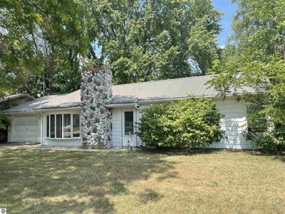/international/us/425-orchard-avenue-clare-mi-110100891656/