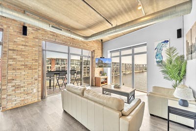 /international/us/210-s-water-st-milwaukee-wi-110101460347/