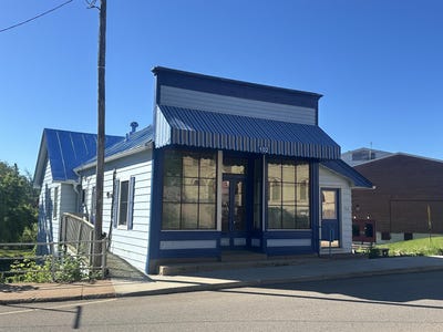 /international/us/102-water-street-waupaca-wi-110108965061/