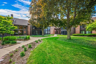 /international/us/710-saint-andrews-lane-crystal-lake-il-110108494757/