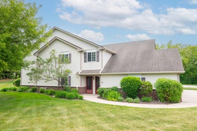/international/us/652-pewaukee-rd-pewaukee-wi-110108534697/