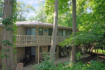 /international/us/403-deerpath-w-fontana-wi-110101400718/