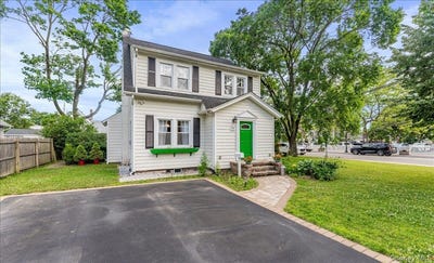 /international/us/77-hiawatha-drive-brightwaters-ny-110108885323/