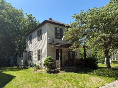 /international/us/301-plum-street-collinsville-il-110107992916/