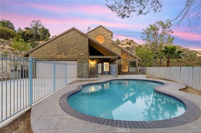 /international/us/678-box-canyon-road-canoga-park-ca-110100765539/