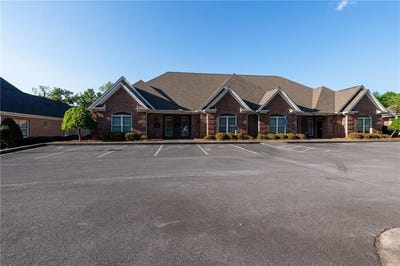 /international/us/111-laurel-creek-road-se-calhoun-ga-110107378914/