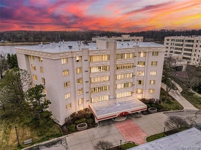 /international/us/43000-12-oaks-crescent-drive-novi-mi-110107386113/